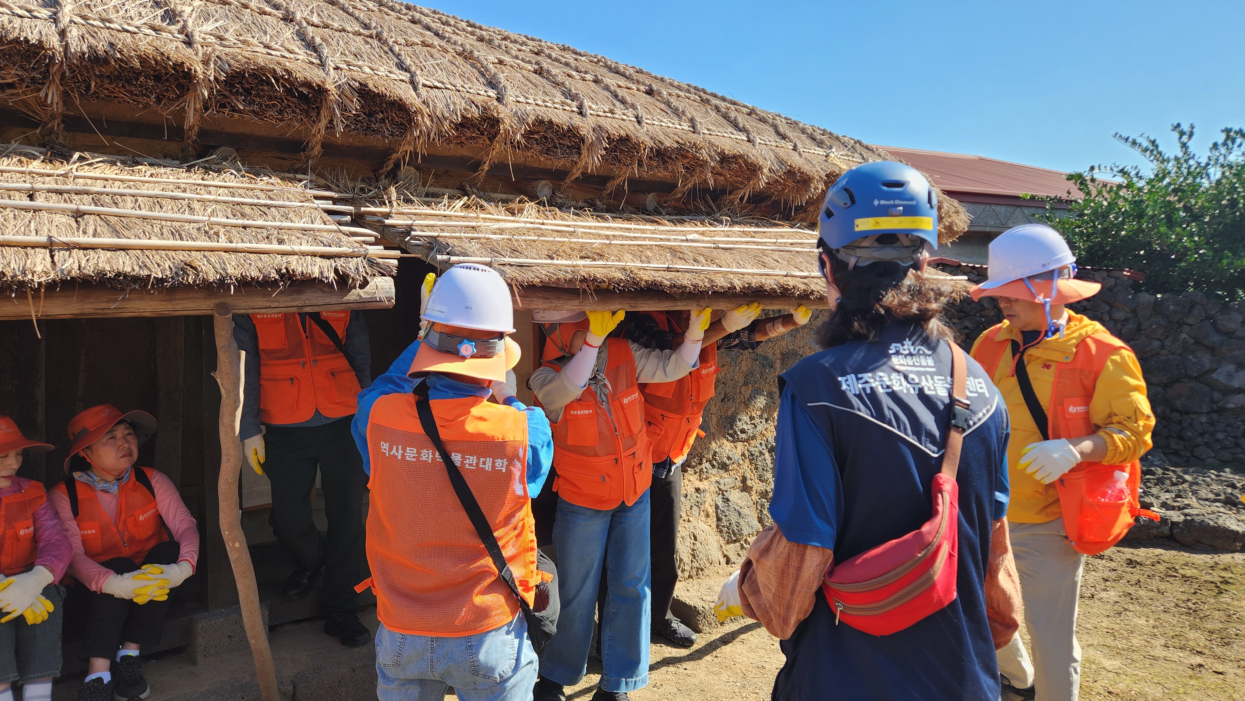 2025 역사문화박물관대학 <제주유산지킴이양성과정> 7강_하가리 초가 정비 활동: 들기름칠 및 풍채만들기