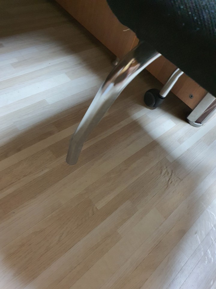 A325호 의자 교체 및 바닥 도배