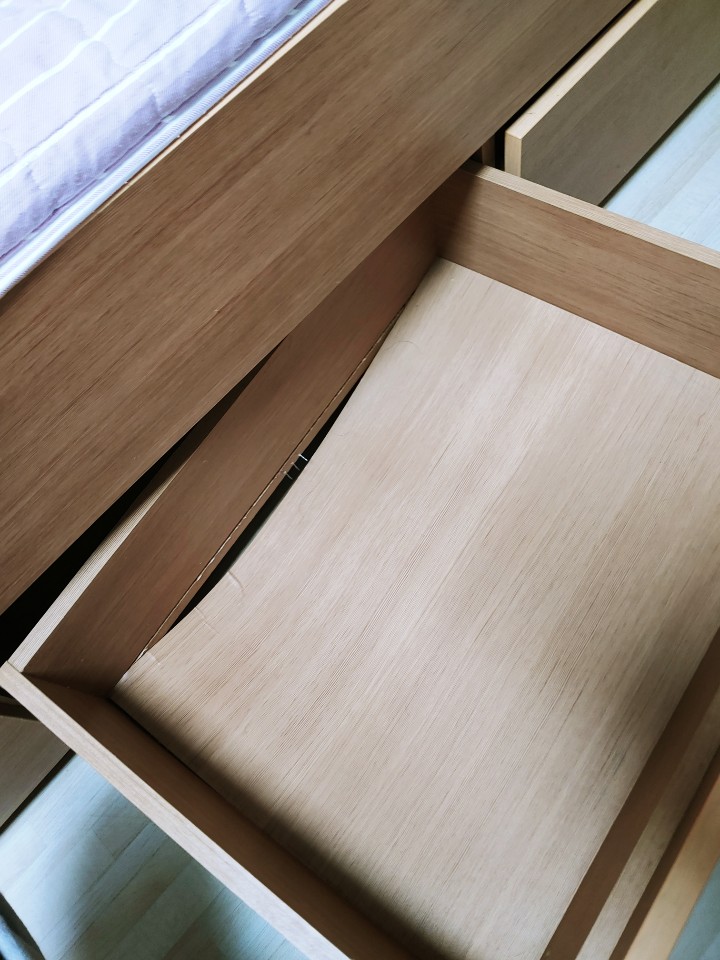 A414호 난방, 화장실 문, 인터넷, 침대서랍, 책꽃이에 이상이 있습니다.