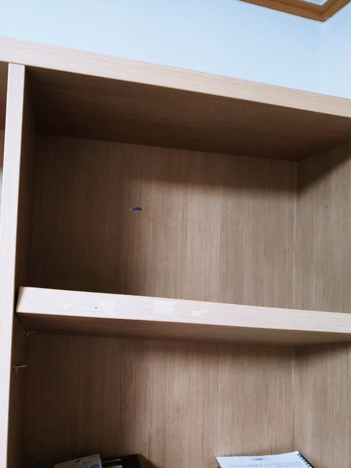 A414호 난방, 화장실 문, 인터넷, 침대서랍, 책꽃이에 이상이 있습니다.