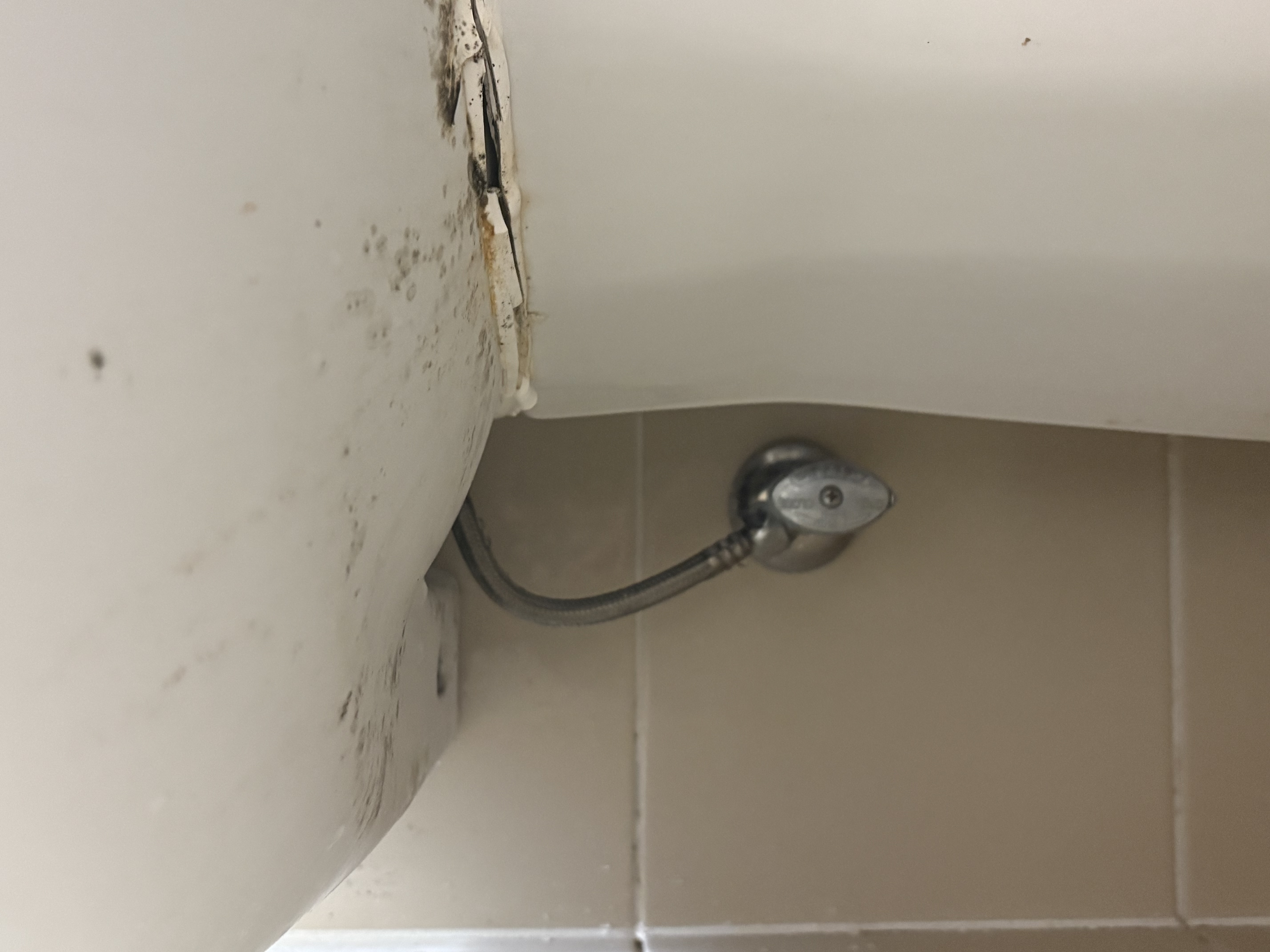 B동 302호 시설 수리 요청드립니다.