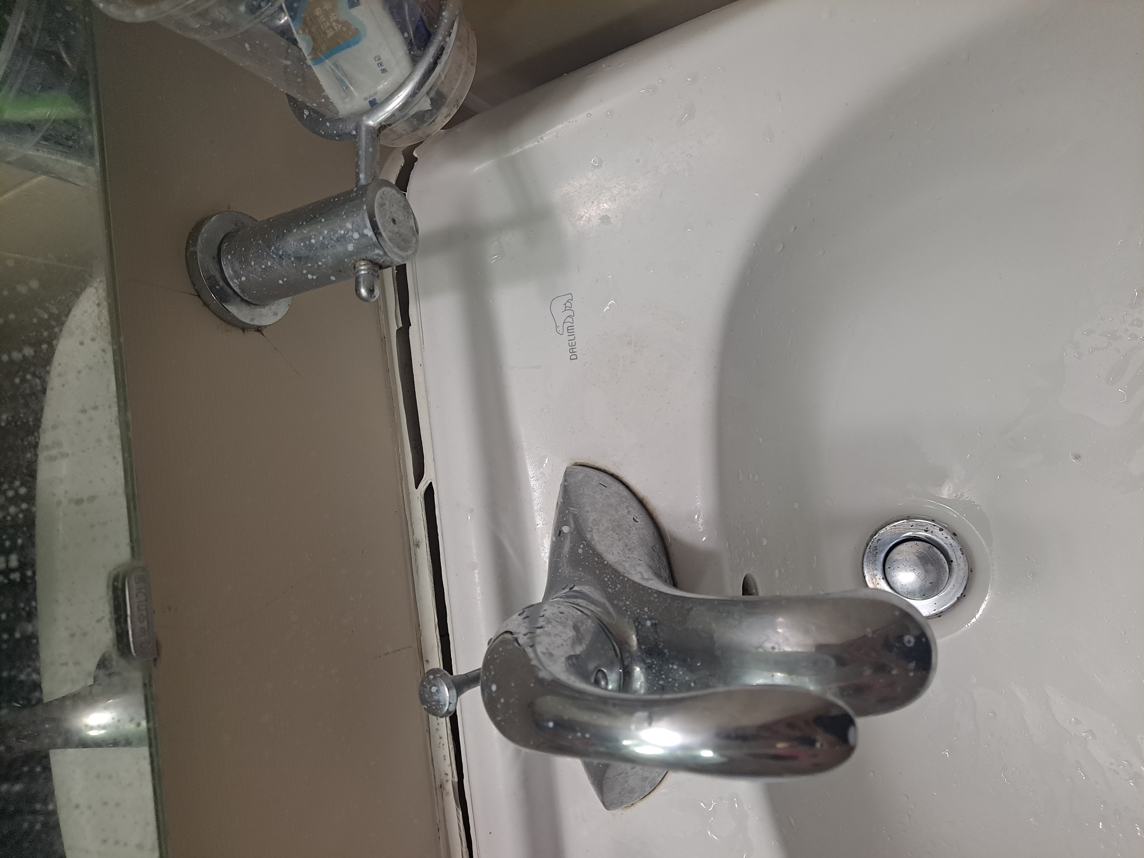 4호관 A127 화장실 세면대 실리콘 균열 발생