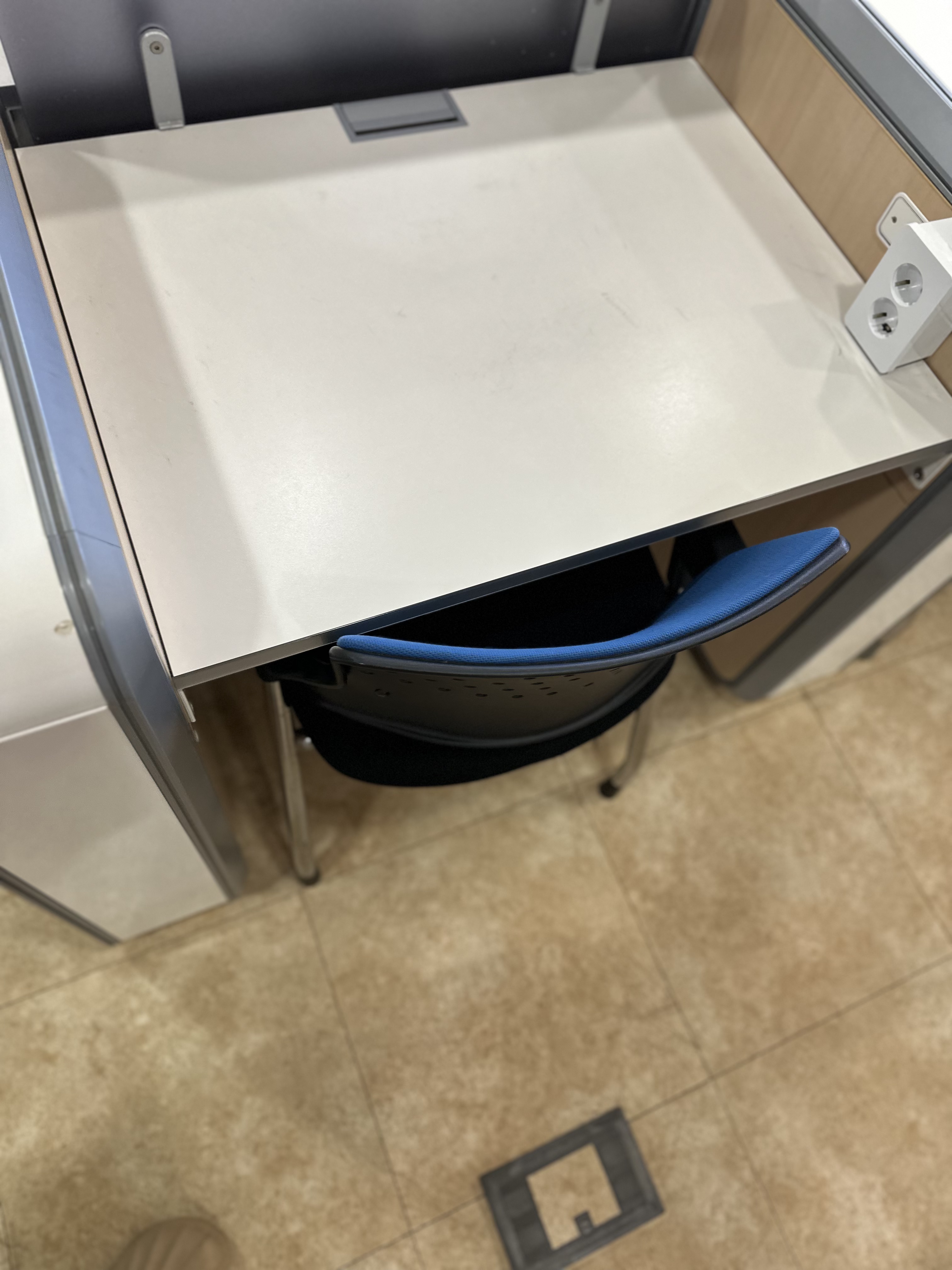 4호관 A동 4층 자습실 의자 수리 요청드립니다.