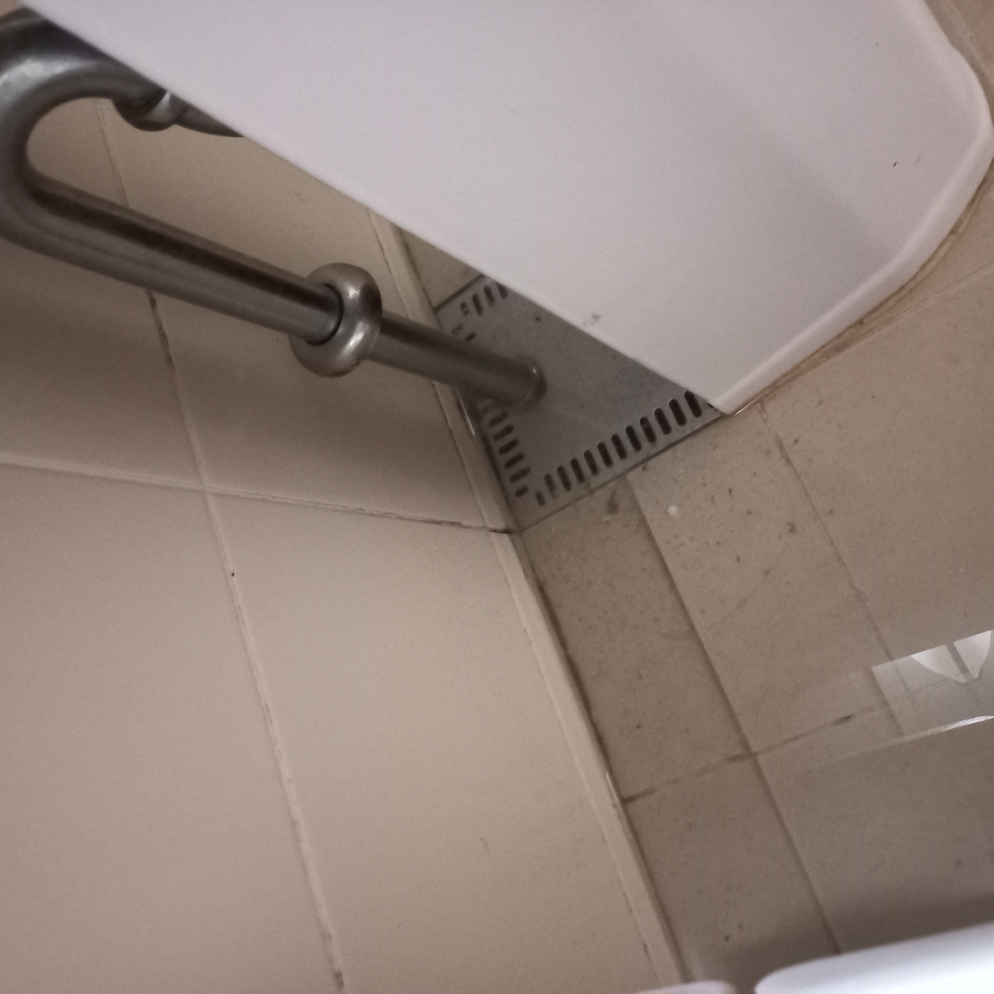 4호관 b동 139호 화장실 전등, 배수구 수리