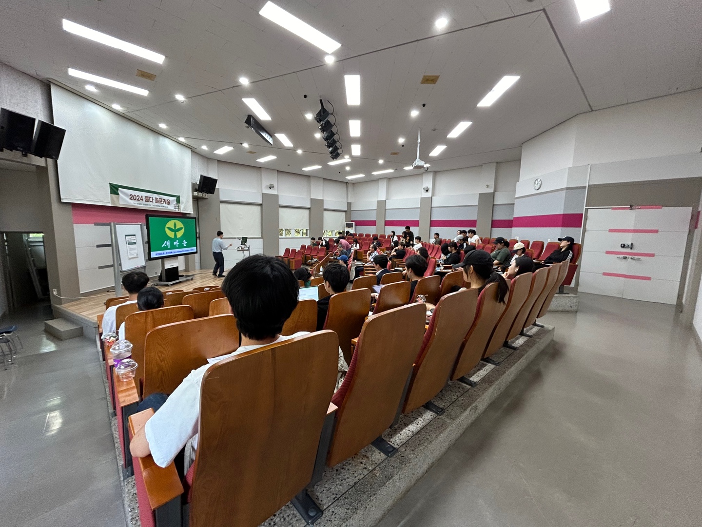 20240618 쿰다콜로키움 2024 두번째 초빙강연회 ''새마을'공간의 정치경제학: 한국현대사를 바라보는 몇 가지 새로운 서사'(연세대 김성조 교수)