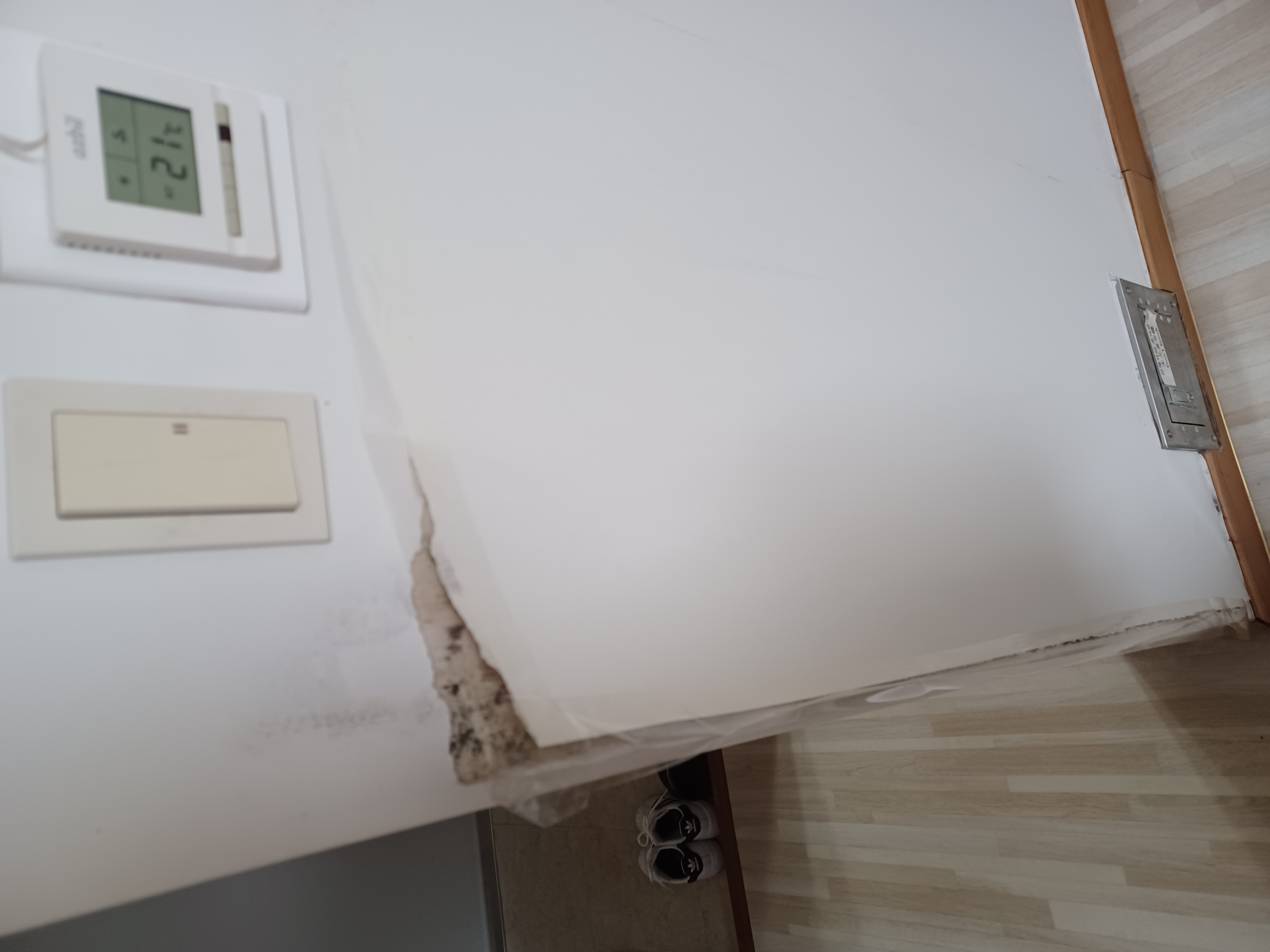 B동 410호 벽지 수리 요청