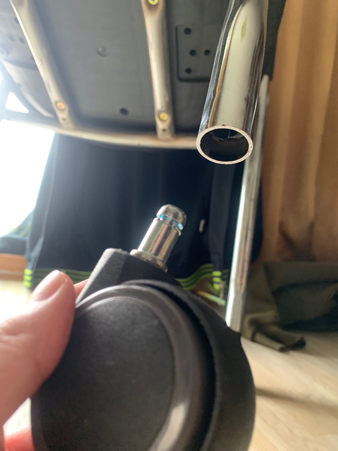 4호관 A동 315호 생활관 의자 수리 또는 교체 부탁드립니다.