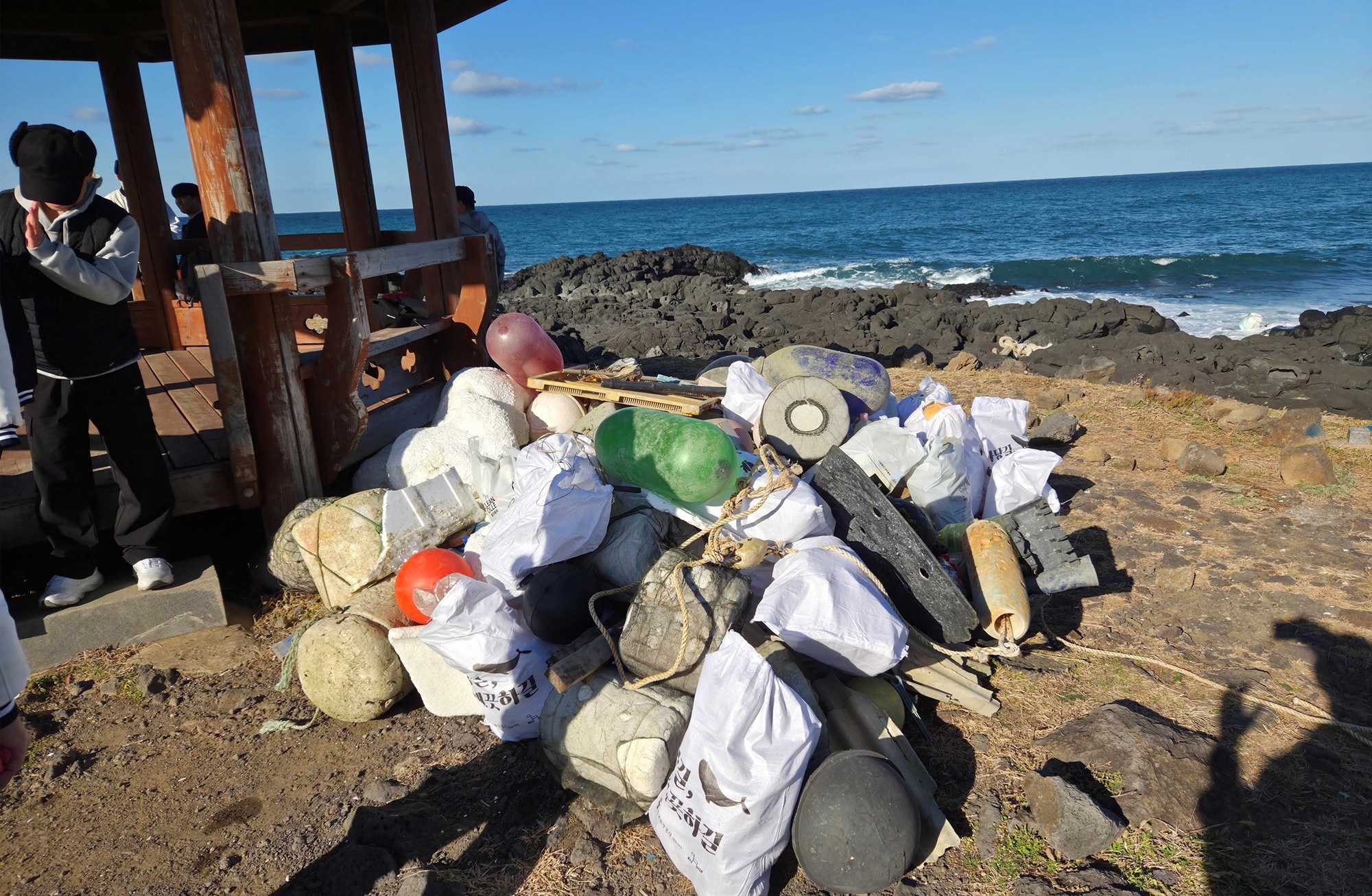 제주대 ‘JNU나눔실천봉사단’ 애월읍 해양정화 봉사활동