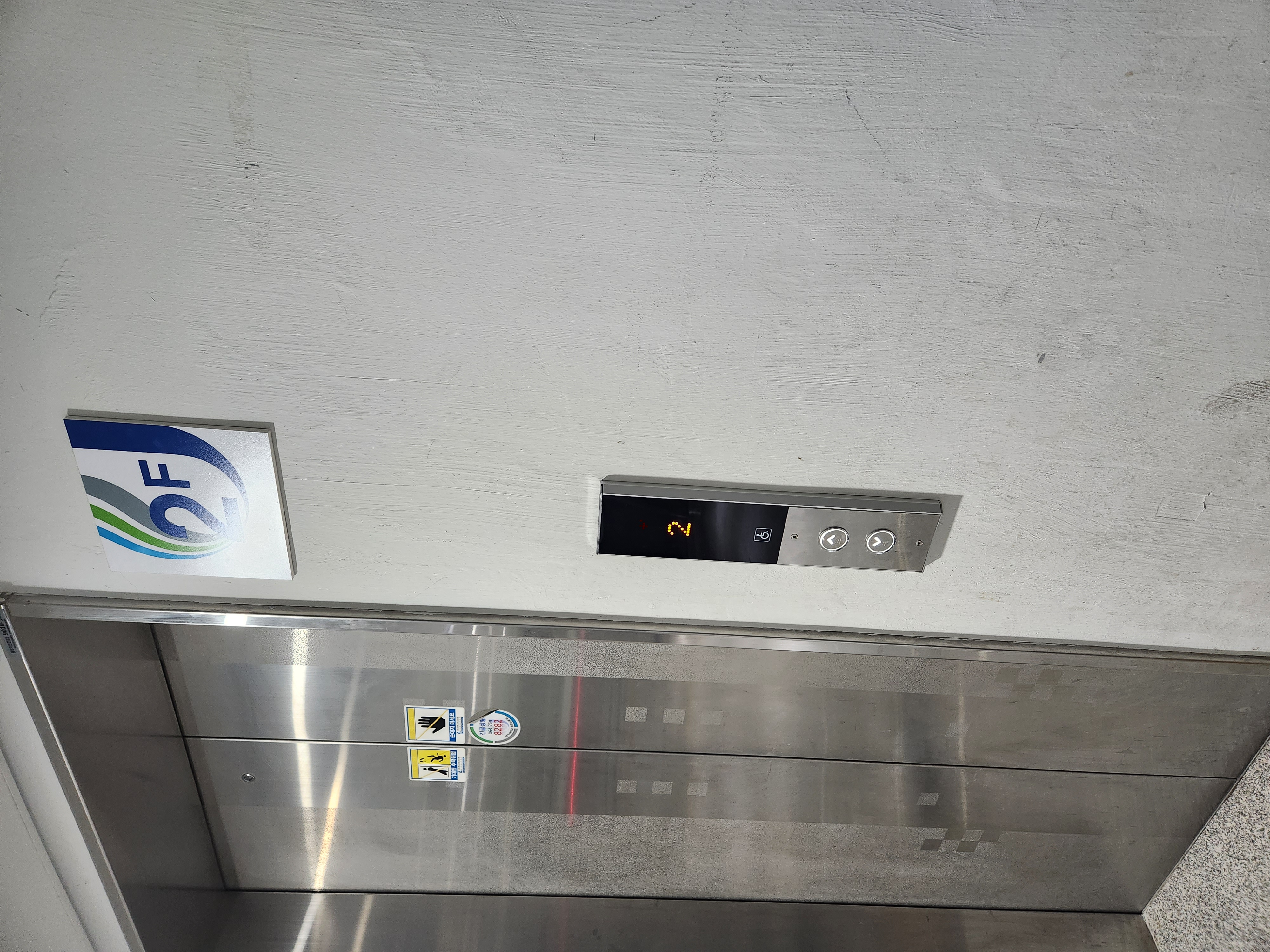 6호관 복도 새벽 소음