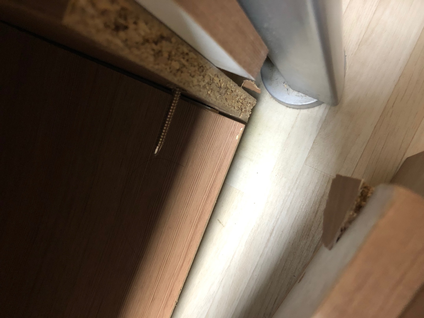 4호관 A동 211호 문고리, 침대 수납장 고장났습니다.