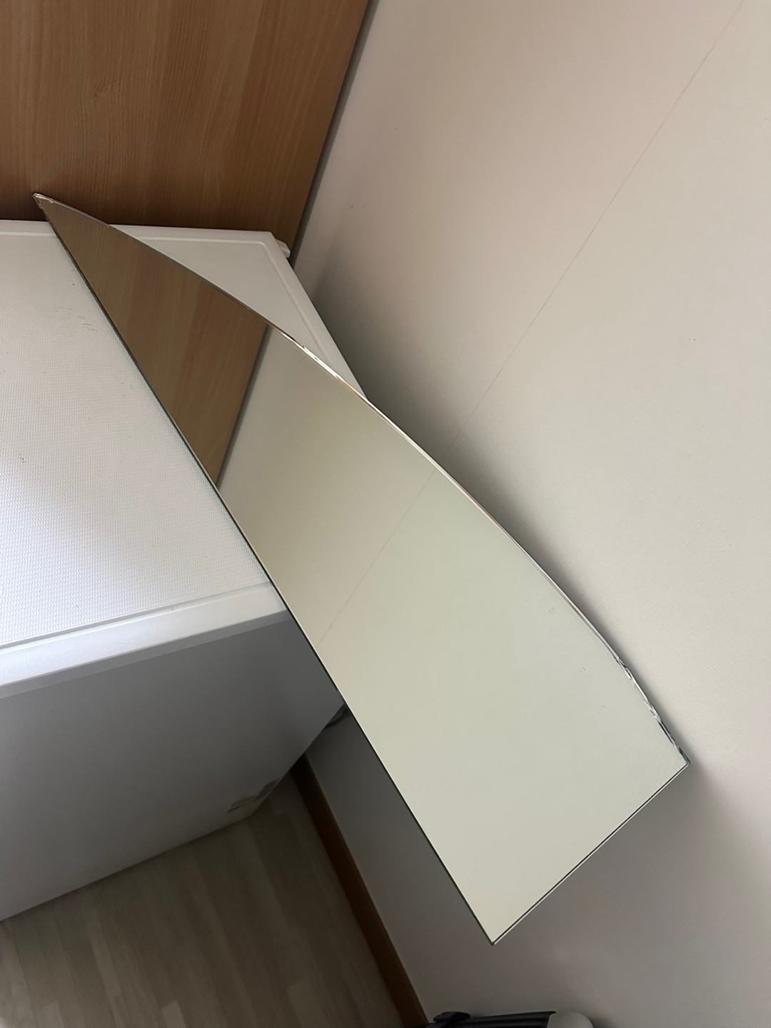 4호관 B동 229호, 화장실 깨진 거울 교체 부탁드립니다.