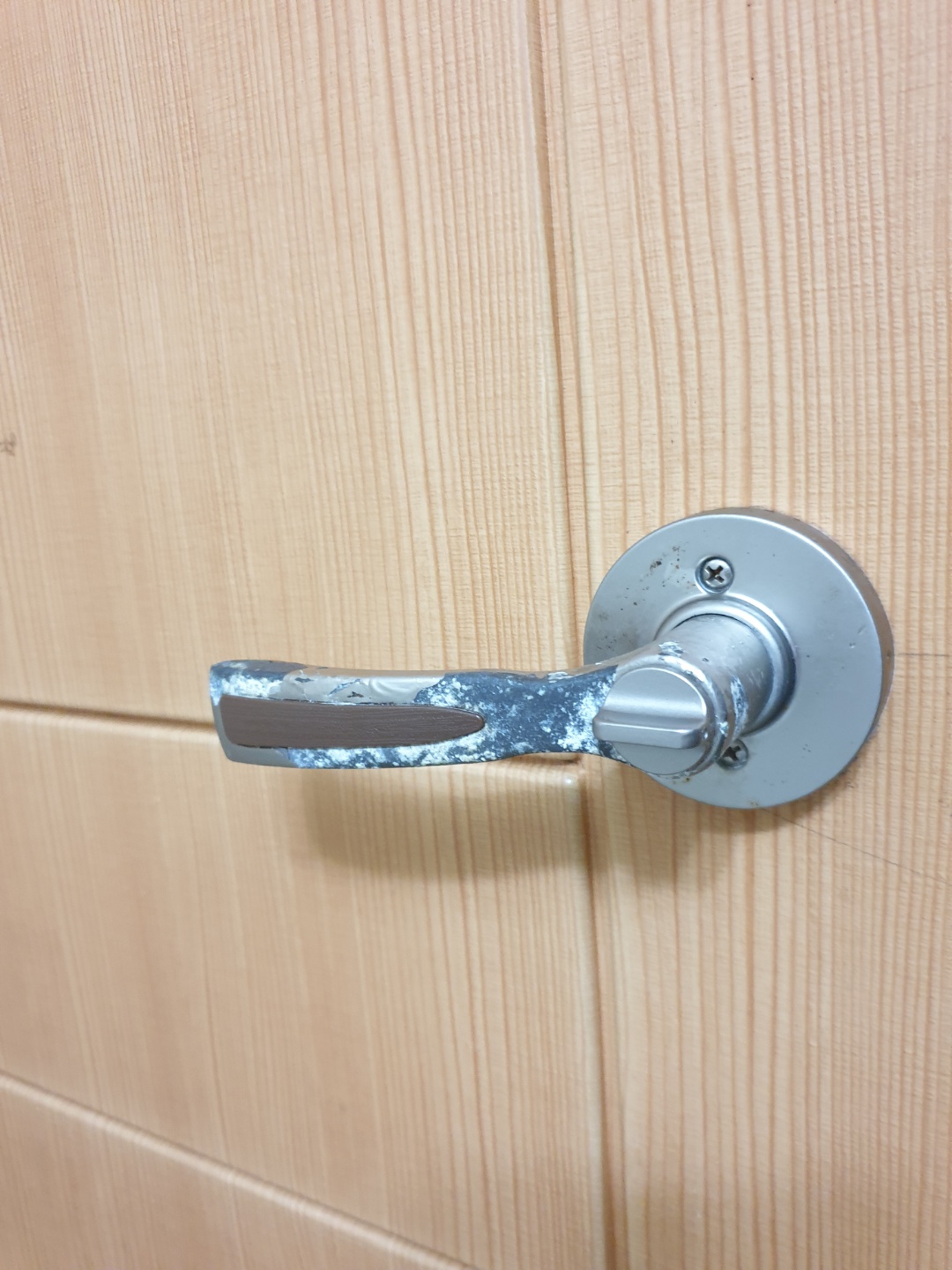 4호관 b121호 화장실 문 손잡이/샤워기 헤드