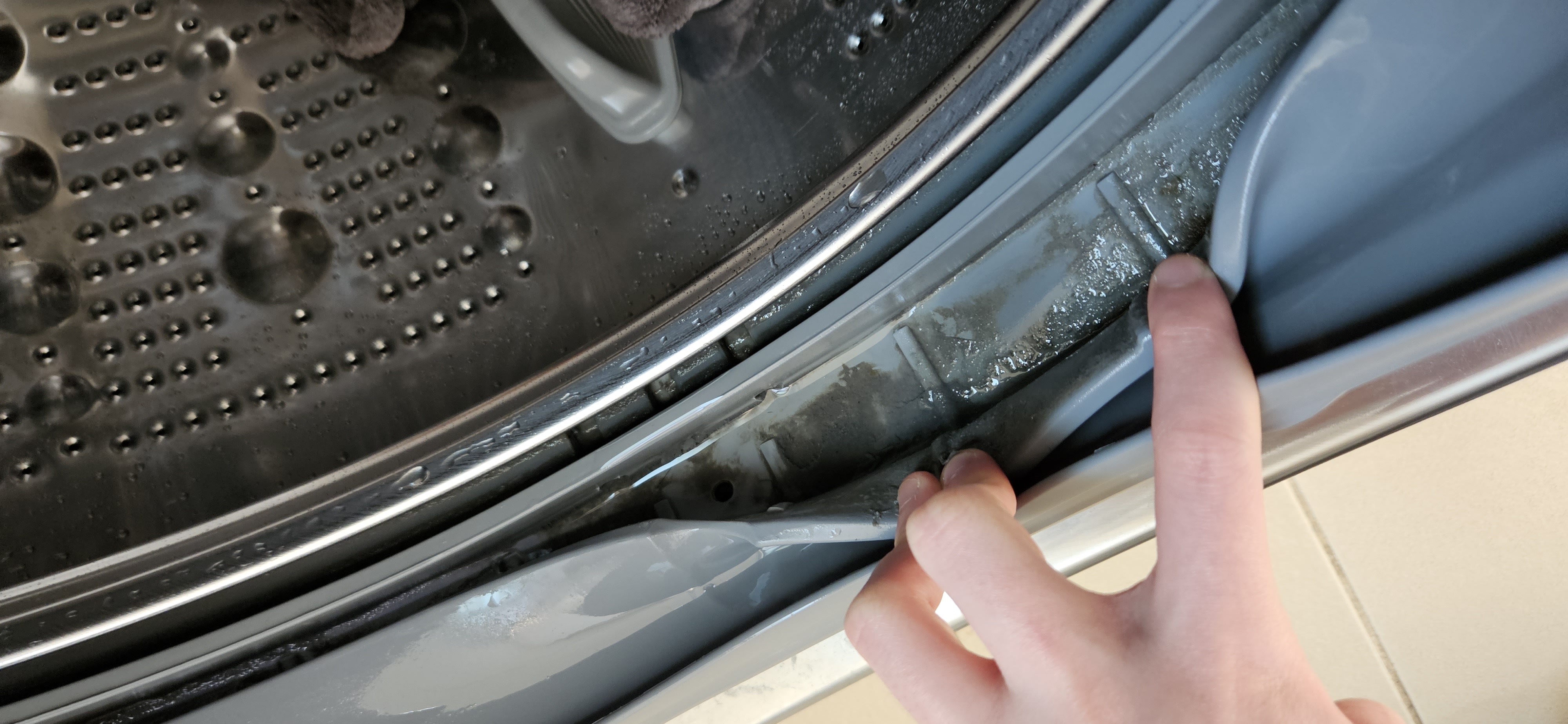 4호관 a동 3층 세탁기 청결관리좀 부탁드리겠습니다.