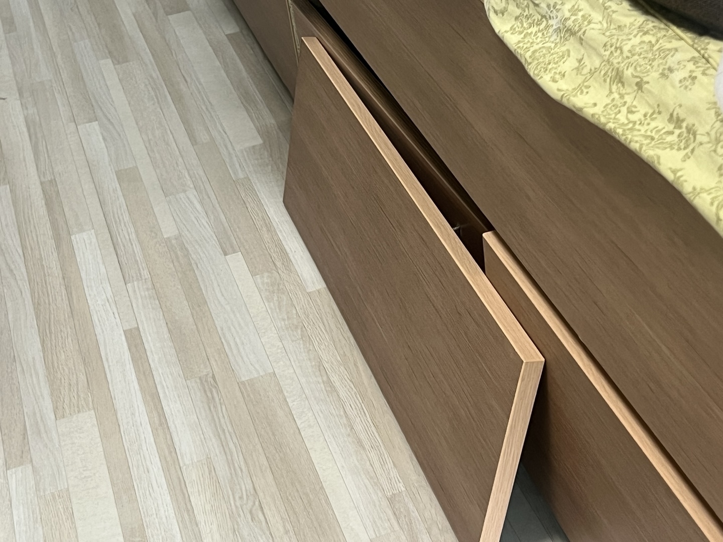 4호관 B동 325호 침대 서랍장 교체 부탁드립니다.