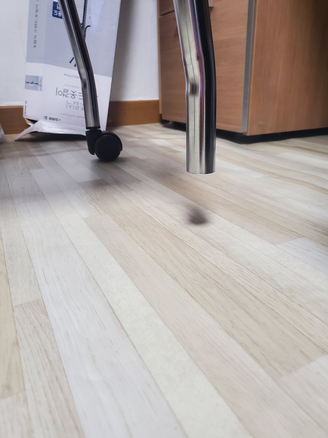 B동 217호실 의자 고장