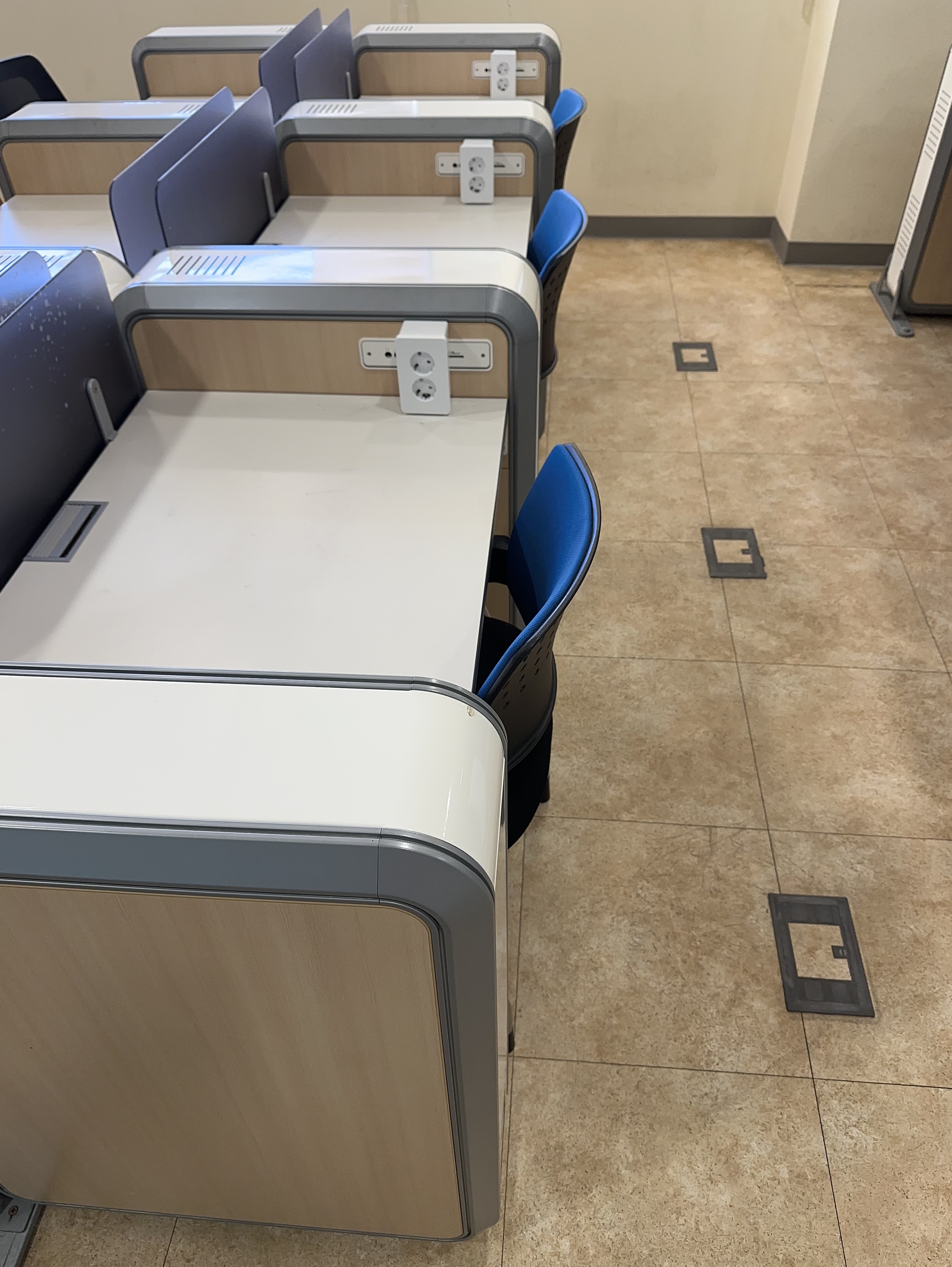 4호관 A동 4층 자습실 의자 수리 요청드립니다.