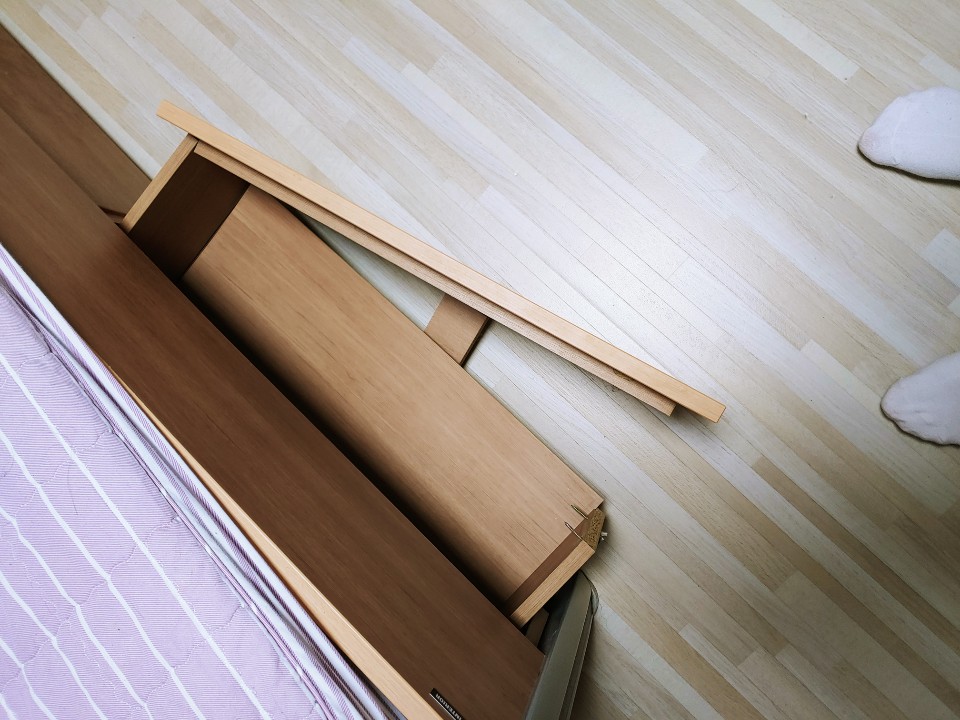 A414호 난방, 화장실 문, 인터넷, 침대서랍, 책꽃이에 이상이 있습니다.