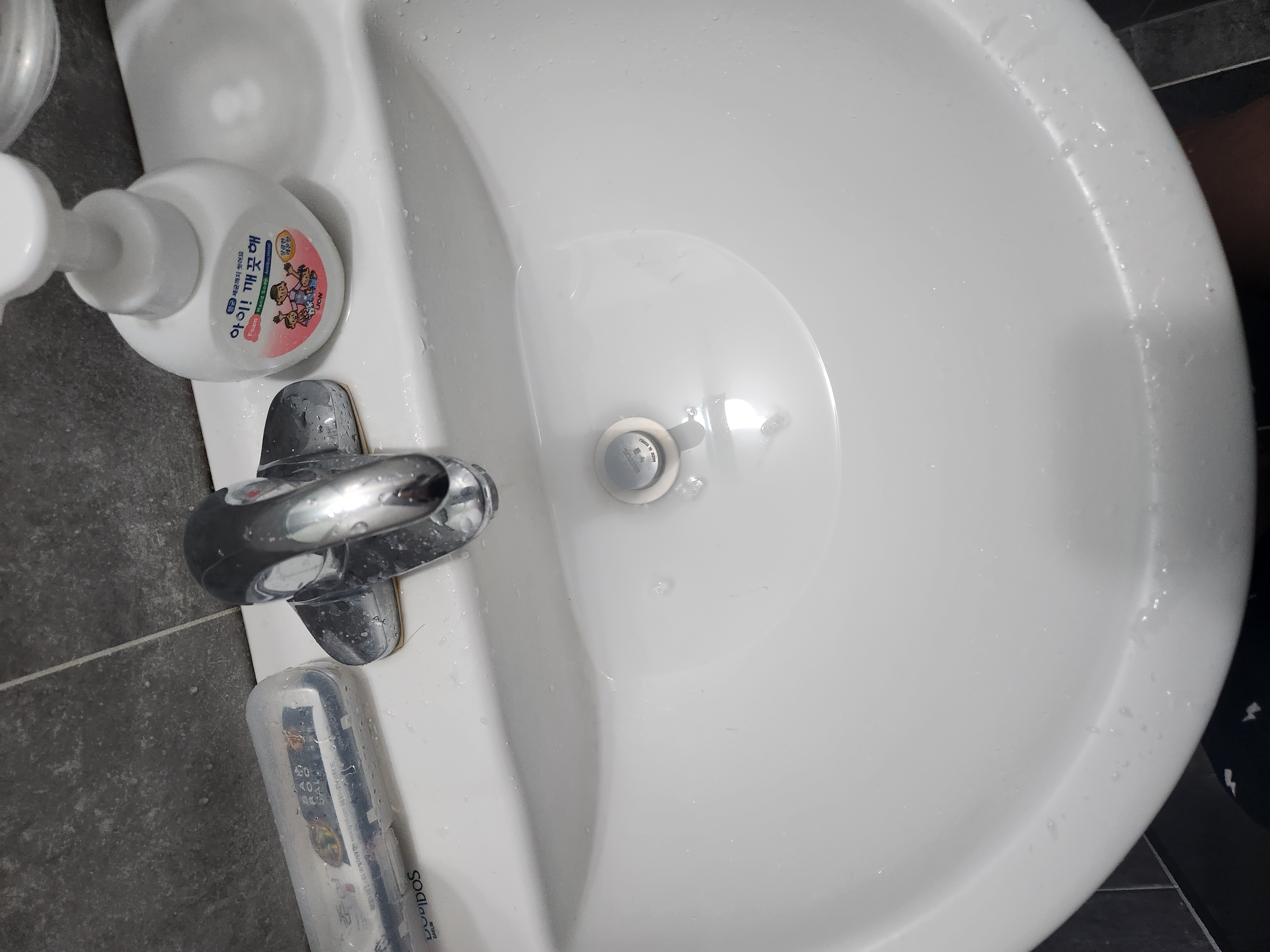 6호관 447호 세면대/문 고장 