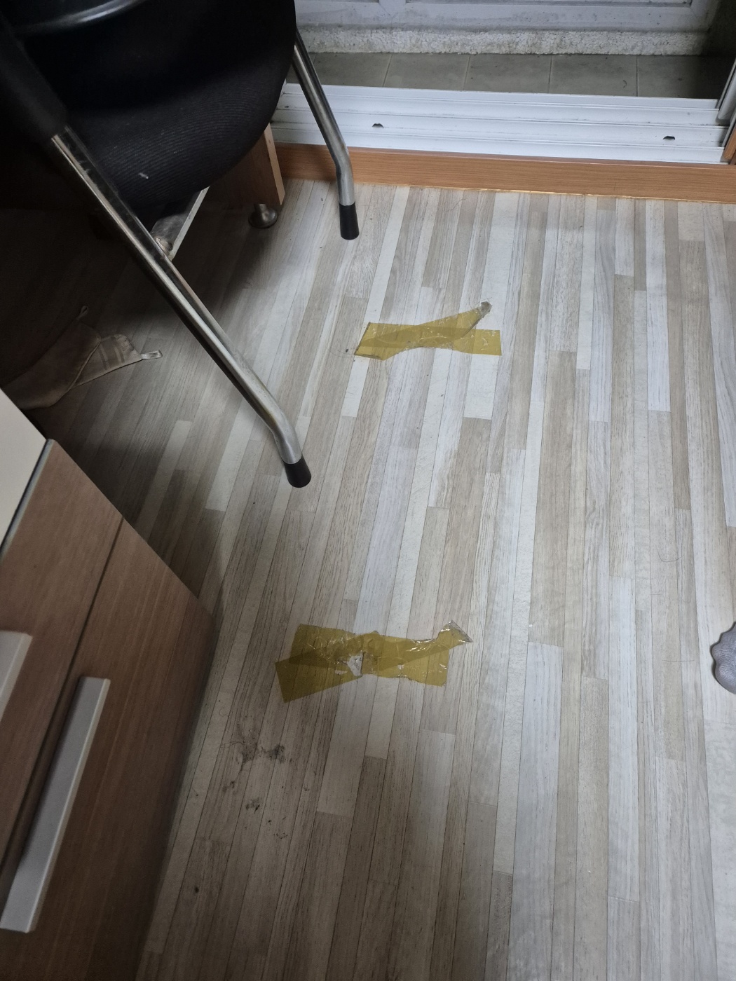 4호관 A동 228호 벽지&바닥 및 신발장 수리요망