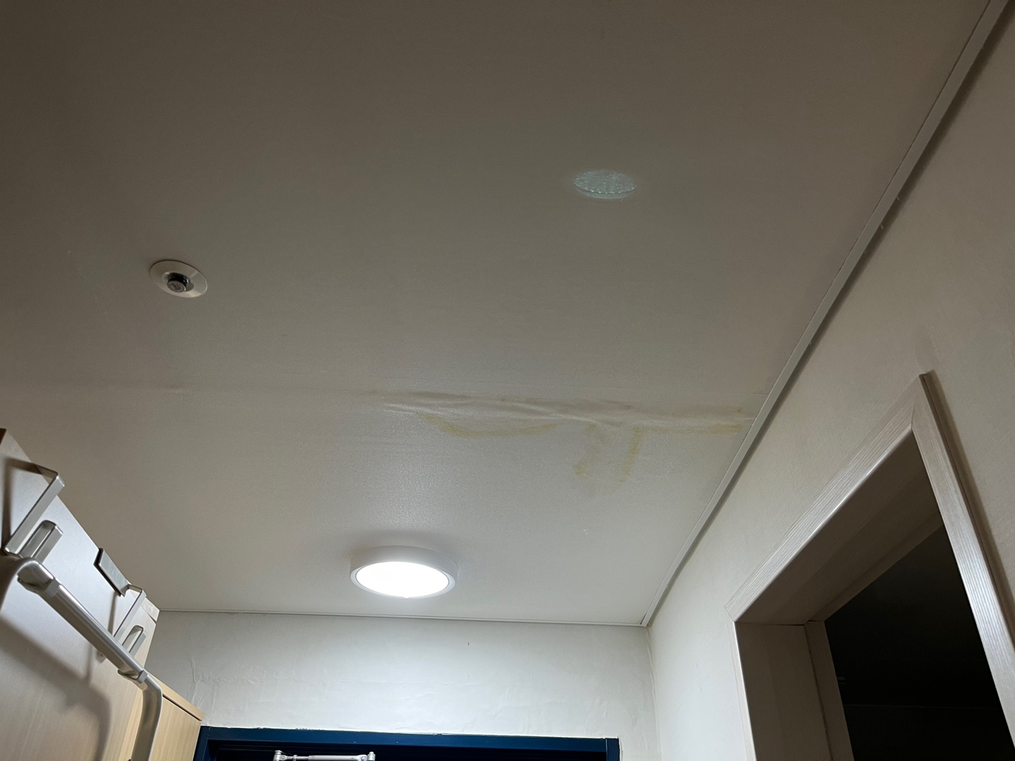6호관 E동 433호 천장에서 물이 셉니다