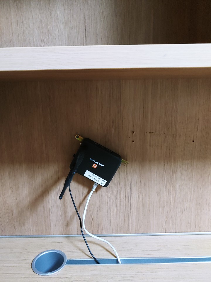 A414호 난방, 화장실 문, 인터넷, 침대서랍, 책꽃이에 이상이 있습니다.