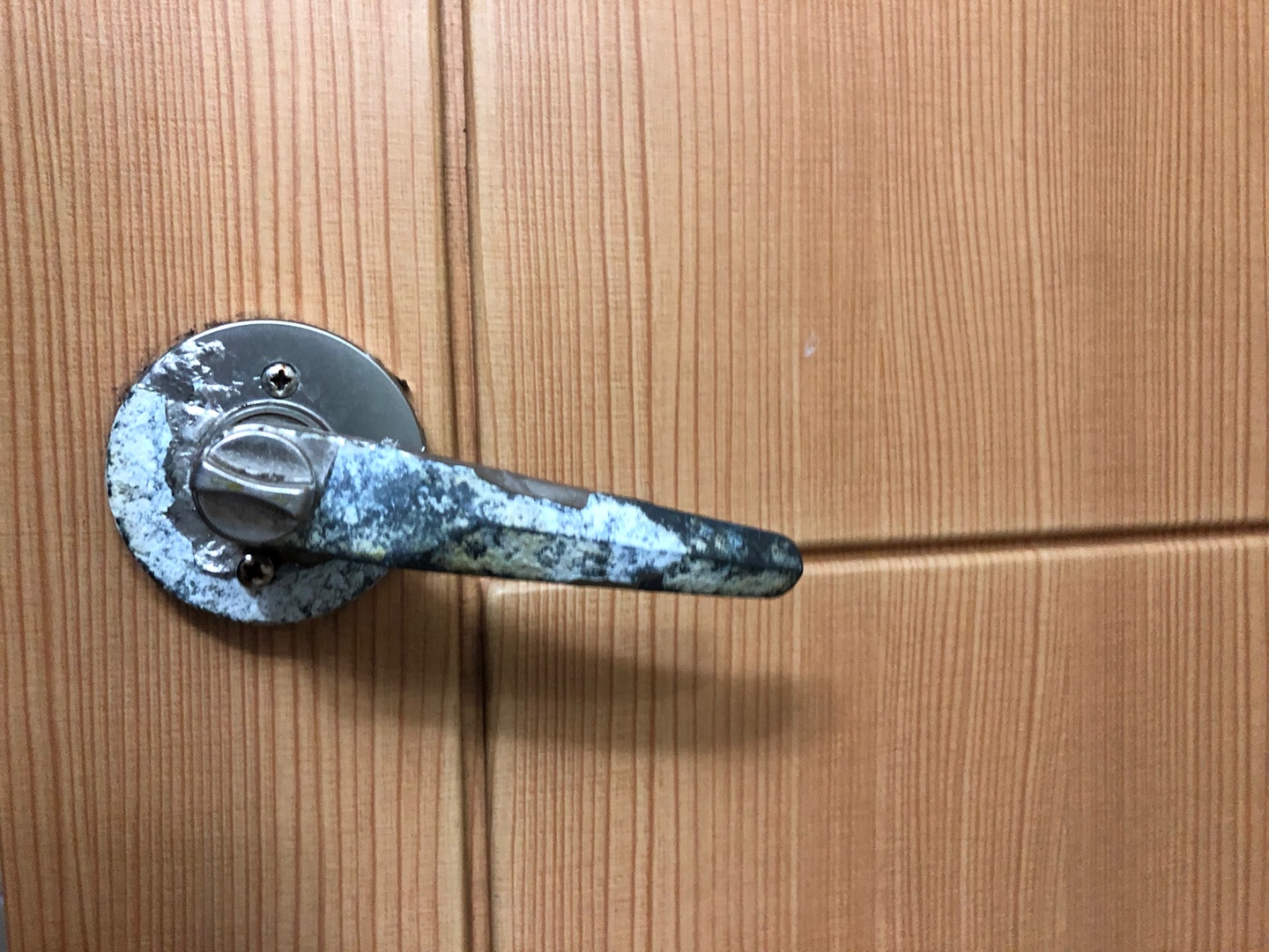 4호관 A동 211호 문고리, 침대 수납장 고장났습니다.