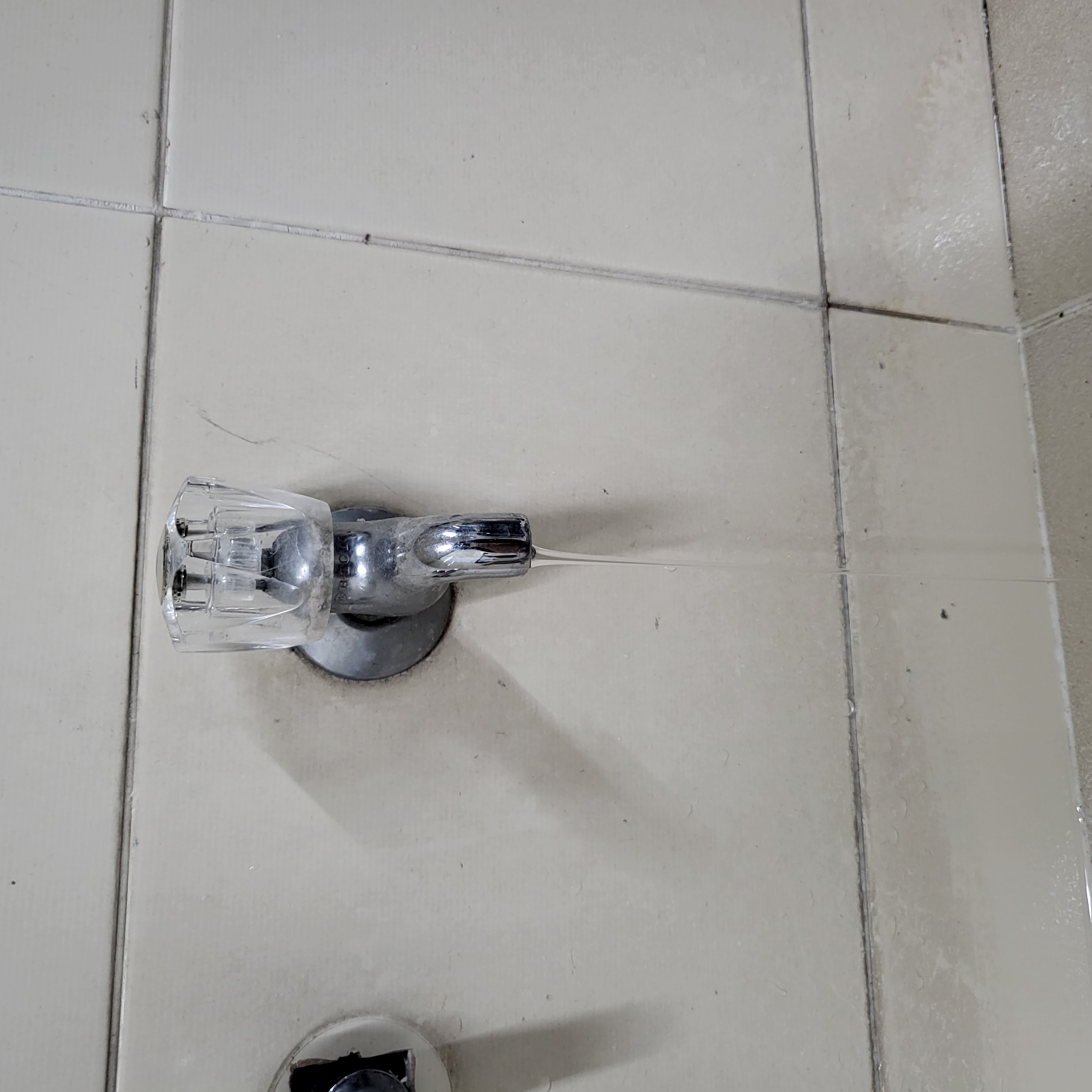 4호관 B동 4층 세탁실 수도꼭지 고장