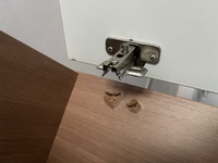 A동 119호 옷장 여닫는 부분 나사가 빠졌어요... 책상 서랍 손잡이 또한 없어요