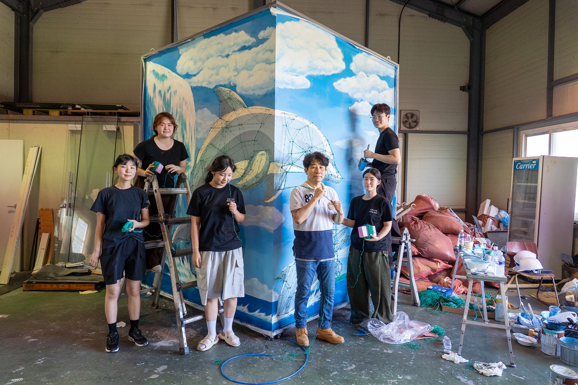 제주대 융합디자인학과 학생들, 지역사회와 함께 ‘남방큰돌고래 보전’ 메시지 담은 친환경 작품 설치 '눈길'