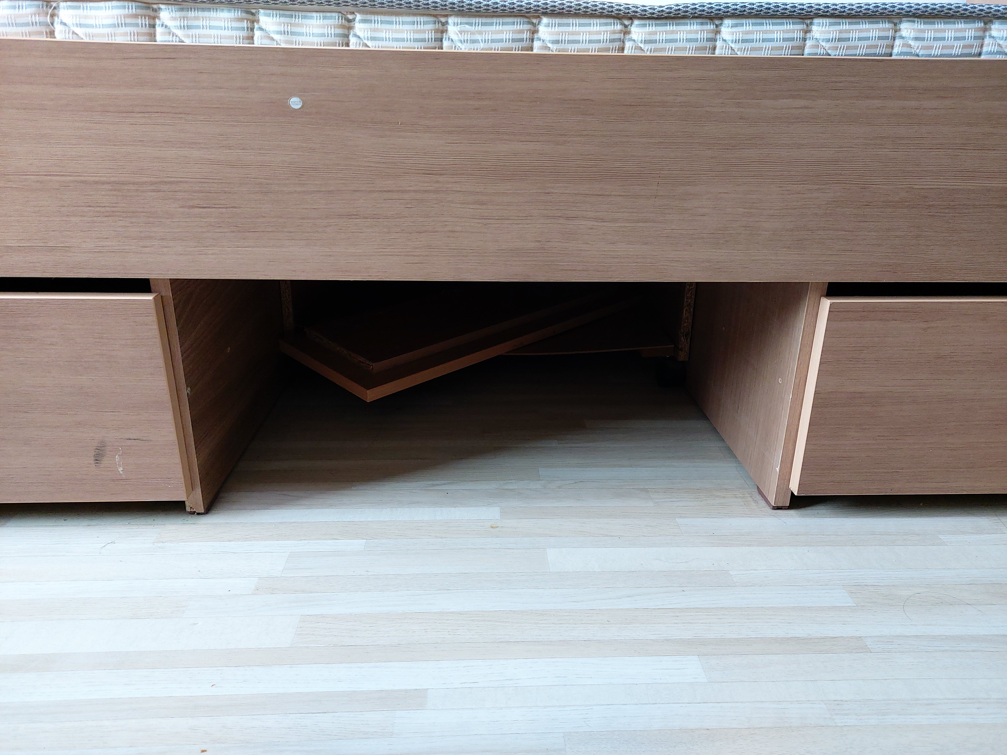 A동 1층 의자 다리, 침대 밑 서랍파손, 신발장파손 문의드립니다