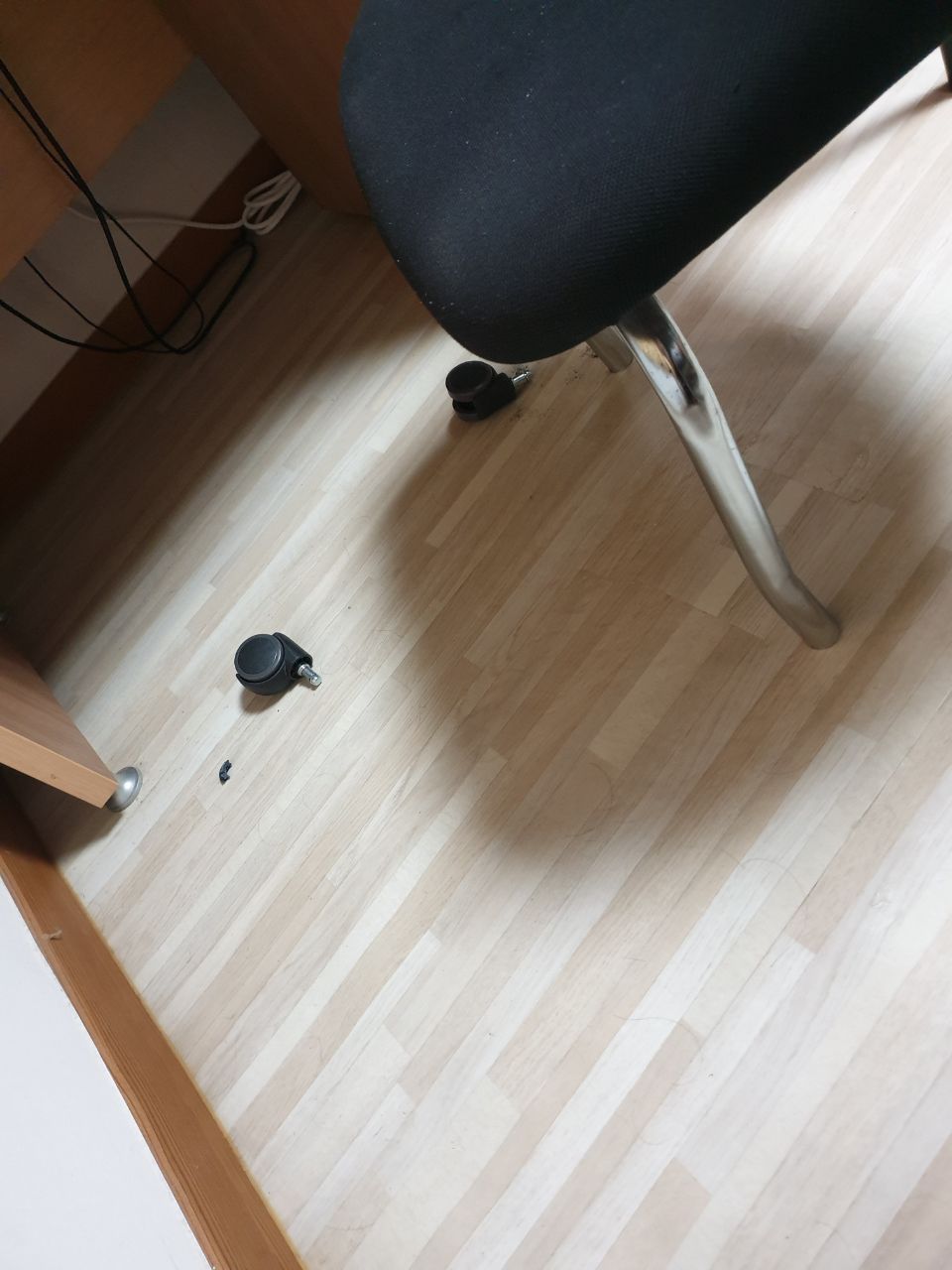 4호관 a125호 의자 수리요청합니다.