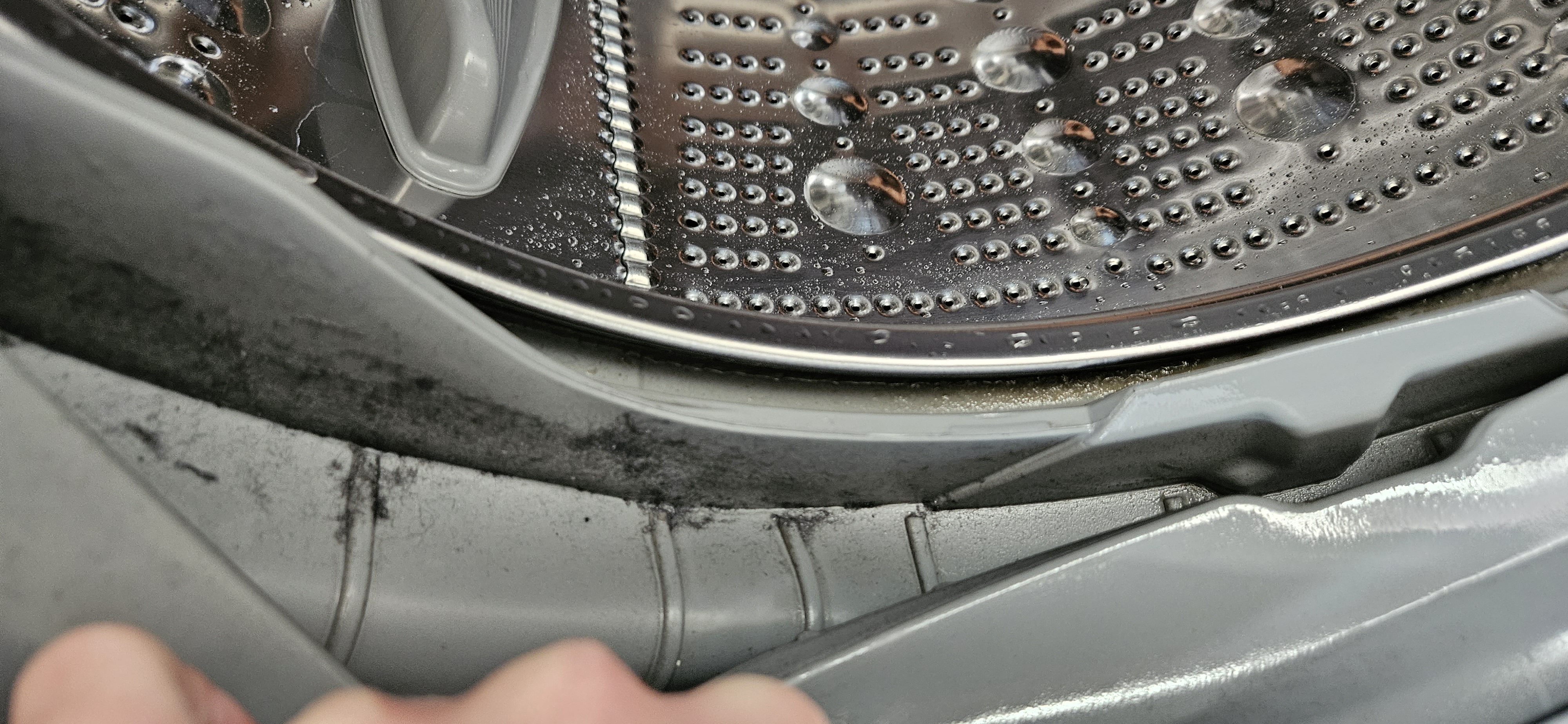 4호관 a동 3층 세탁기 청결관리좀 부탁드리겠습니다.