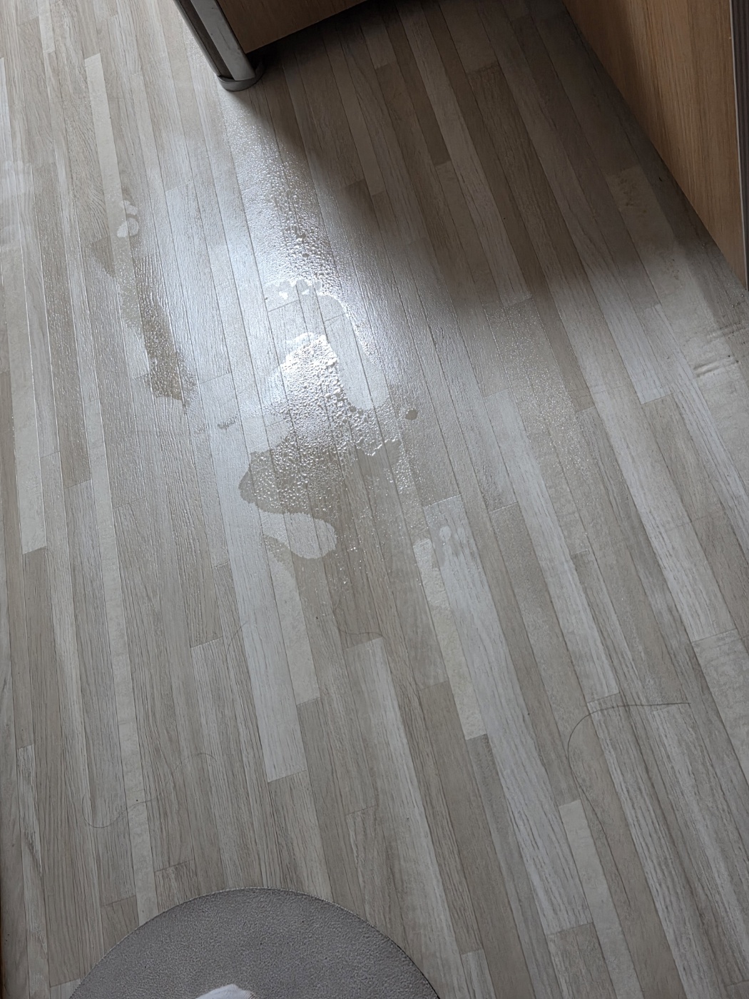 B동 329호 바닥 물고임 현상