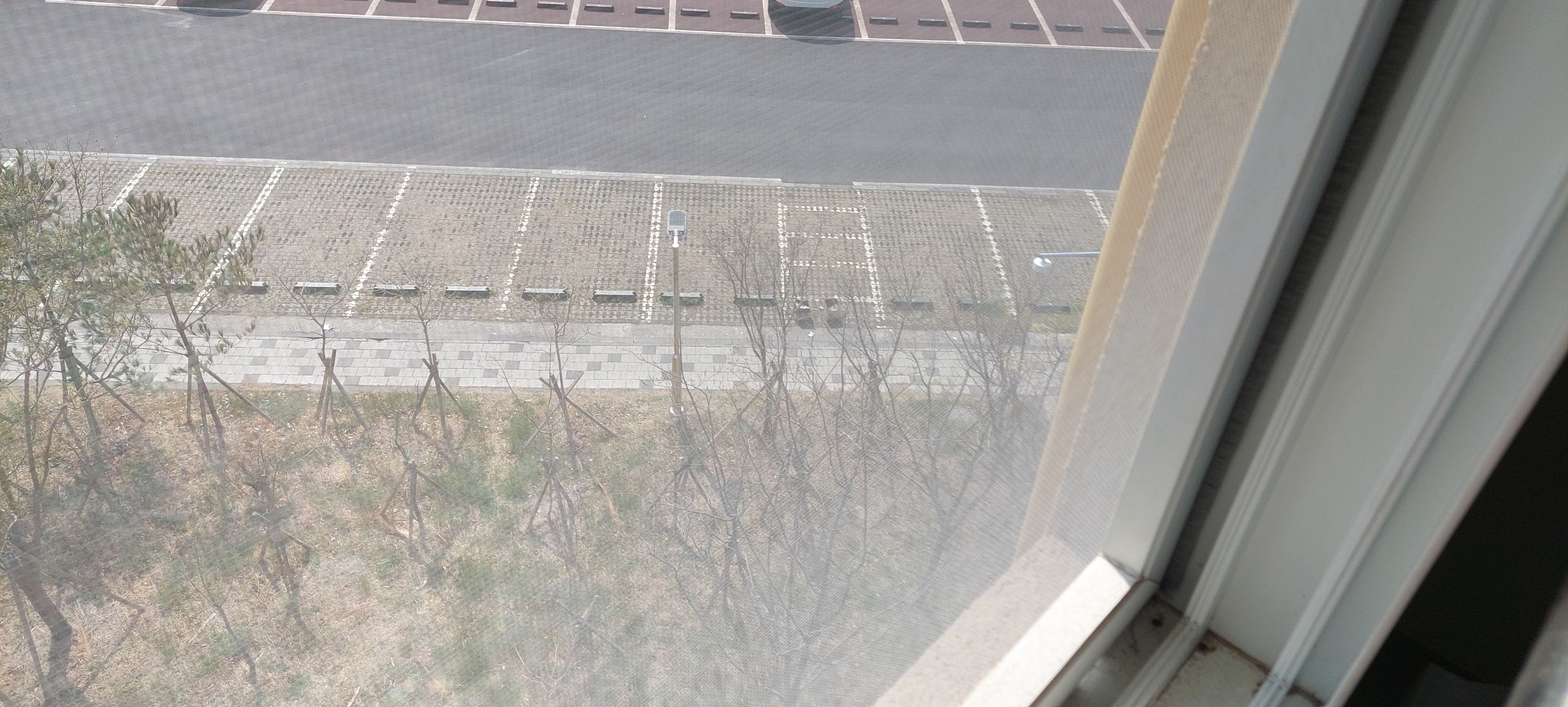 행정실에서 조치 부탁드립니다. 6호관 흡연구역