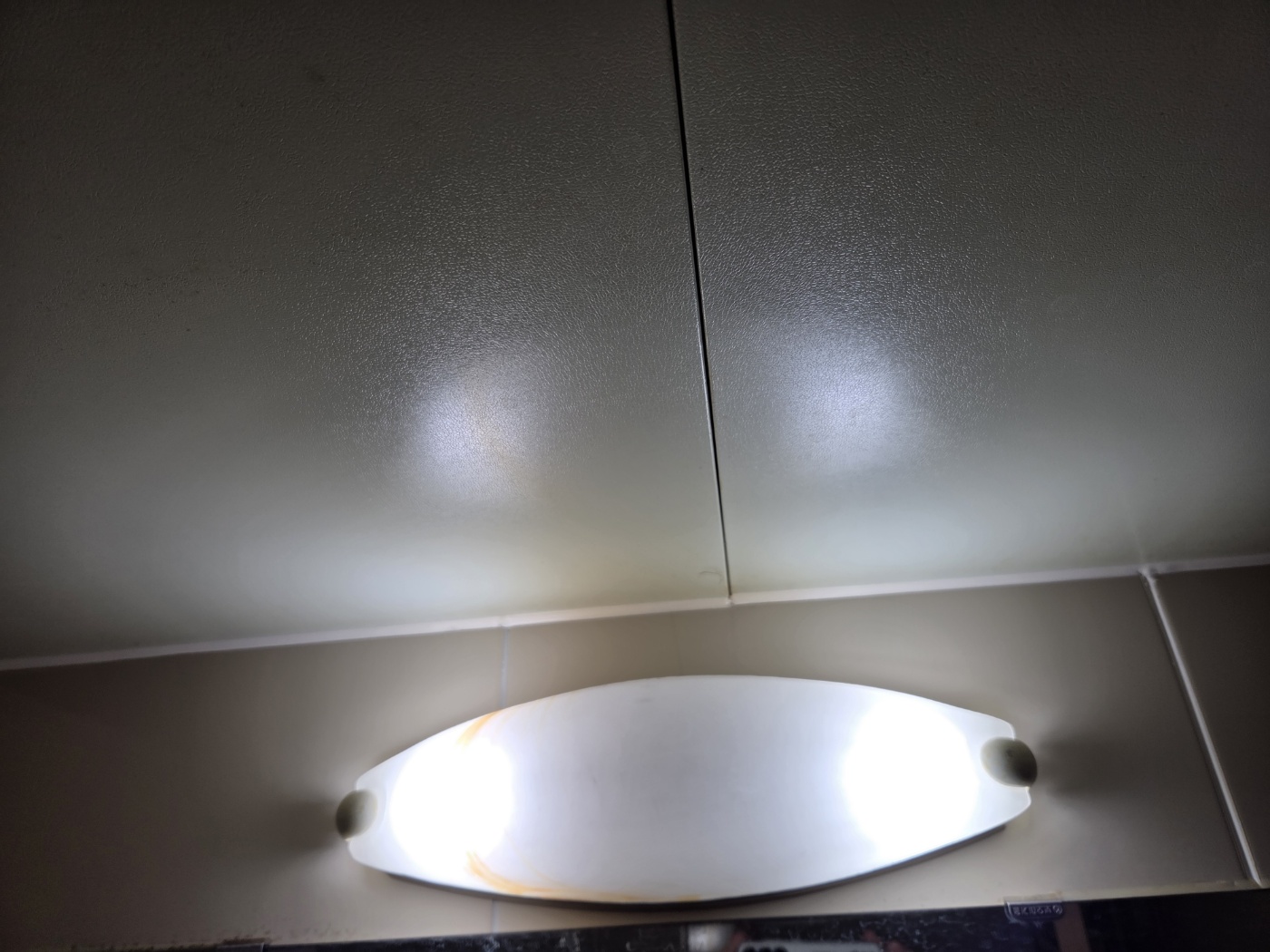 A215호 전등 수리 요청입니다.